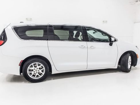 Used 2022 Chrysler Voyager LX FWD image 9