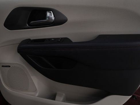 Used 2020 Chrysler Pacifica Touring-L Plus image 9