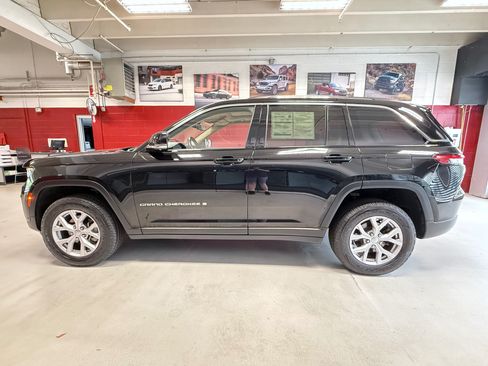 Used 2022 Jeep Grand Cherokee Limited w/ Luxury Tech Group II AWD/4WD image 2
