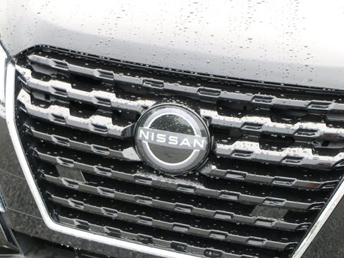 Used 2023 Nissan Kicks S FWD image 12