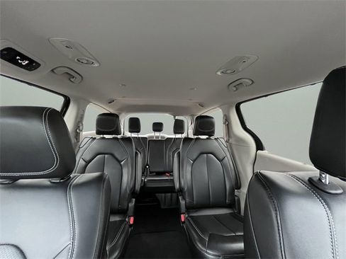 Used 2024 Chrysler Pacifica Touring-L image 10