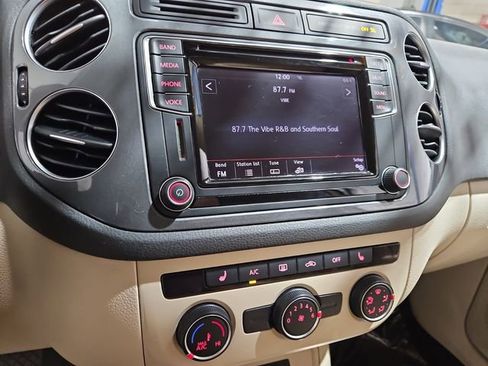 Used 2017 Volkswagen Tiguan S image 22