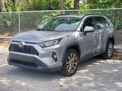Used 2020 Toyota RAV4 XLE Premium FWD image 3
