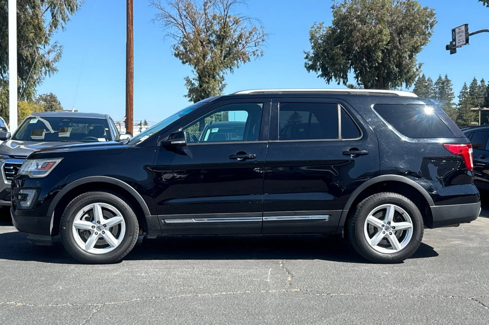 Used 2016 Ford Explorer XLT w/ Equipment Group 202A AWD/4WD image 8