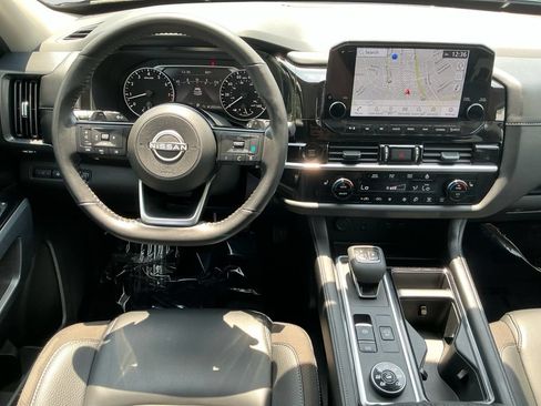 Used 2025 Nissan Pathfinder SL AWD/4WD image 16