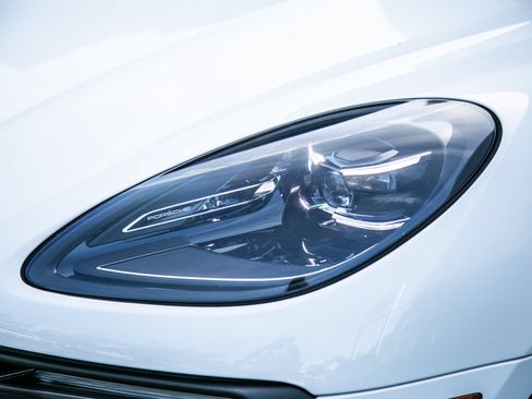 Certified 2023 Porsche Macan AWD/4WD image 26
