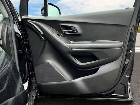 Used 2022 Chevrolet Trax LS w/ Tint and Cruise Package image 20