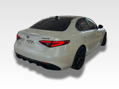 Used 2018 Alfa Romeo Giulia Ti Sport w/ Quick Order Package 22U Sport RWD image 4