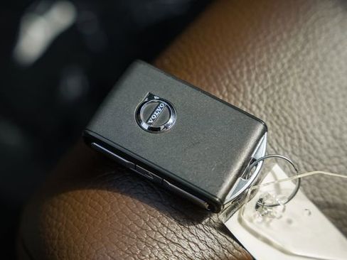 Certified 2023 Volvo S60 T8 Ultimate image 39