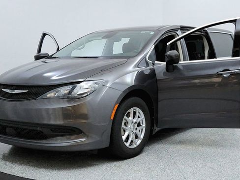 Used 2023 Chrysler Voyager LX image 9