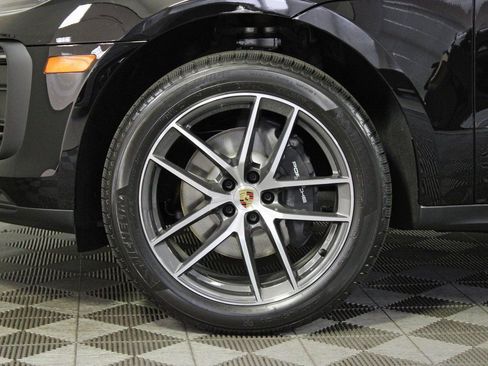 Certified 2025 Porsche Macan AWD/4WD image 39
