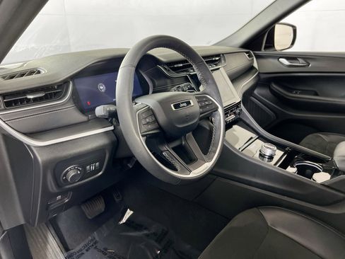 Used 2023 Jeep Grand Cherokee L Laredo image 9