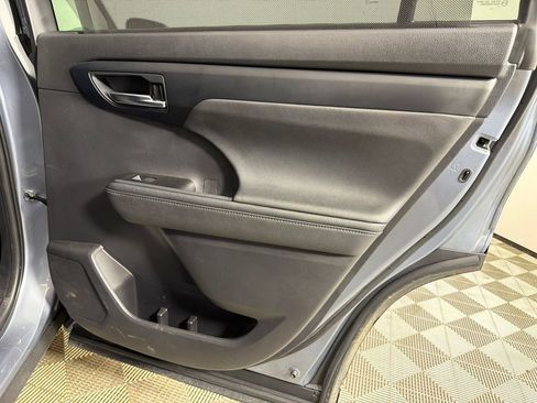 Used 2023 Toyota Highlander XLE FWD image 17