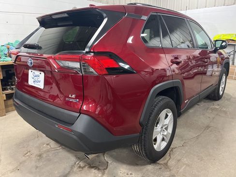 Used 2021 Toyota RAV4 LE image 4
