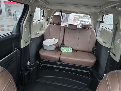 Used 2020 Toyota Sienna Limited Premium FWD image 7