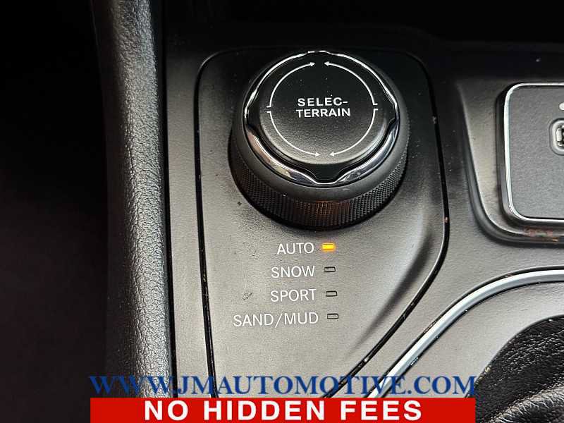 Used 2020 Jeep Cherokee Latitude Plus AWD/4WD image 35
