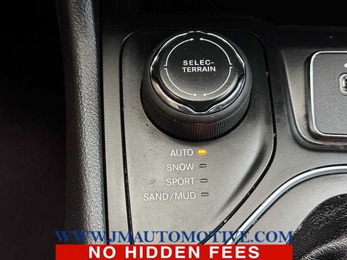 Used 2020 Jeep Cherokee Latitude Plus AWD/4WD image 35
