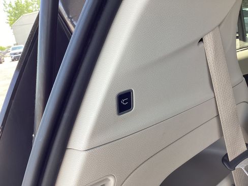 Used 2017 Chrysler Pacifica Touring-L FWD image 16