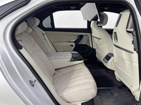 Used 2023 BMW i7 xDrive60 w/ Executive Package 2 image 55