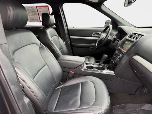Used 2017 Ford Explorer XLT w/ Equipment Group 202A AWD/4WD image 19