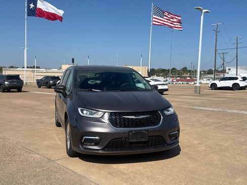 Used 2023 Chrysler Pacifica Touring-L FWD image 4