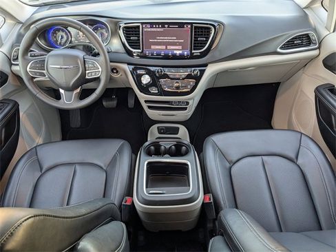 Used 2024 Chrysler Pacifica Touring-L image 15
