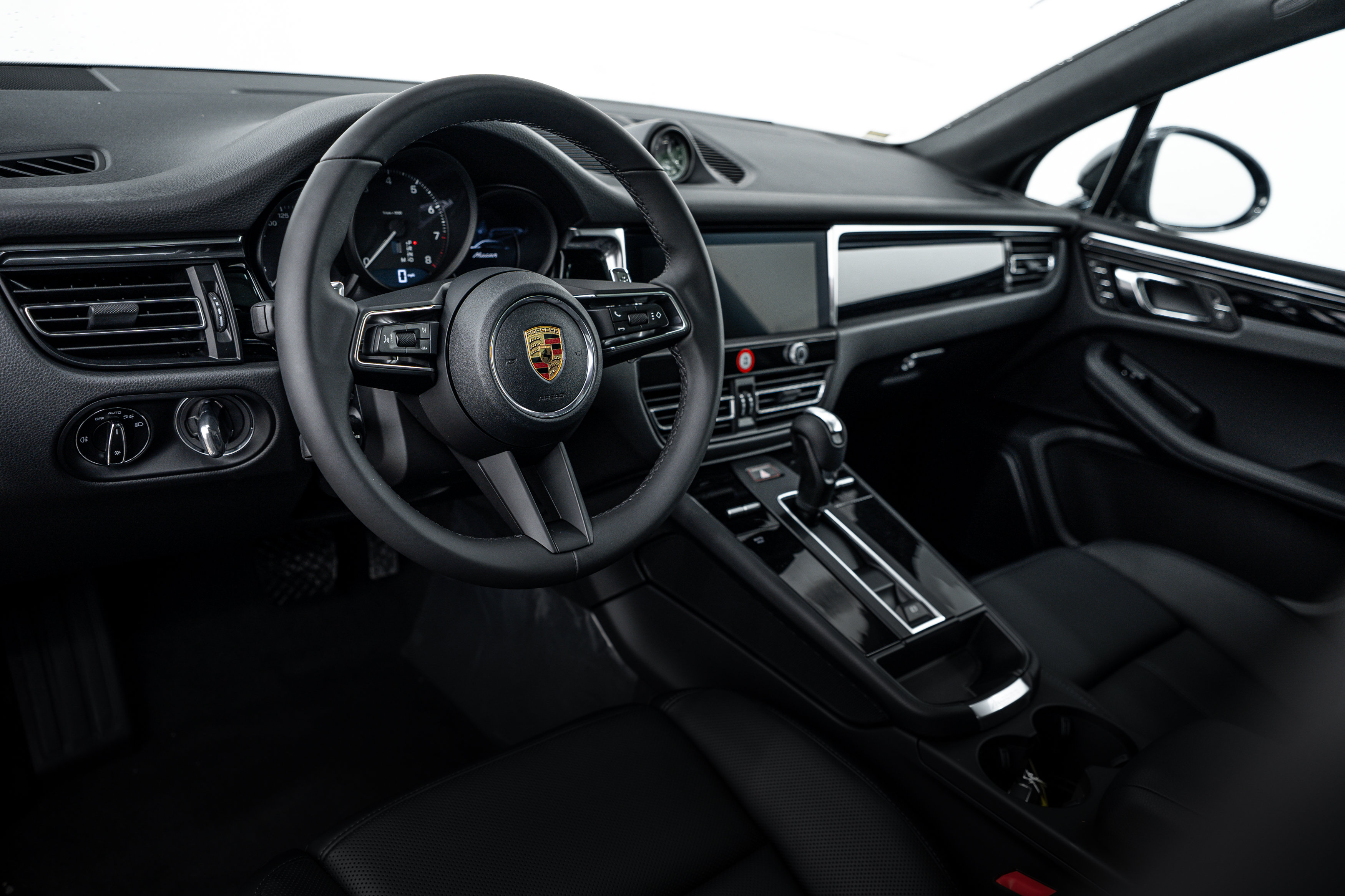 Certified 2026 Porsche Macan AWD/4WD image 4