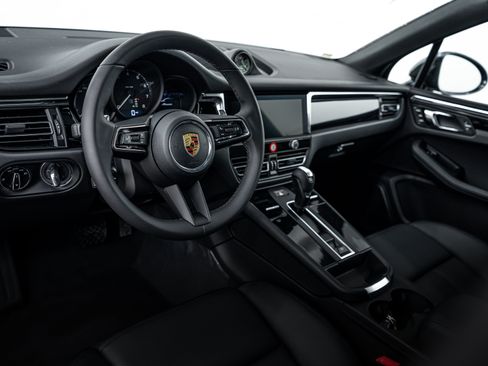 Certified 2026 Porsche Macan AWD/4WD image 4