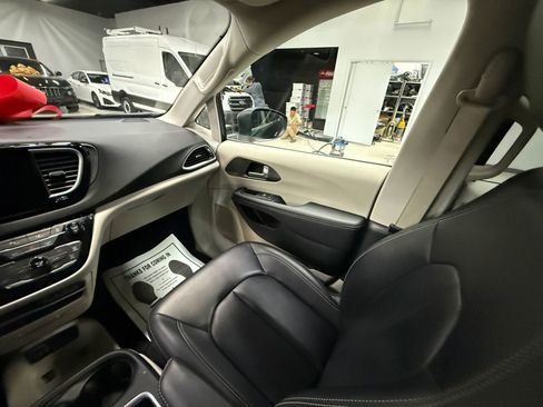 Used 2023 Chrysler Pacifica Touring-L image 24