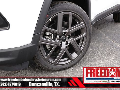 New 2026 Jeep Compass Latitude image 9