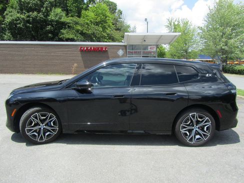 Used 2024 BMW iX xDrive50 w/ Sport Package AWD/4WD image 7