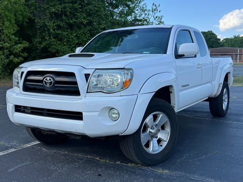 Used 2005 Toyota Tacoma PreRunner image 1
