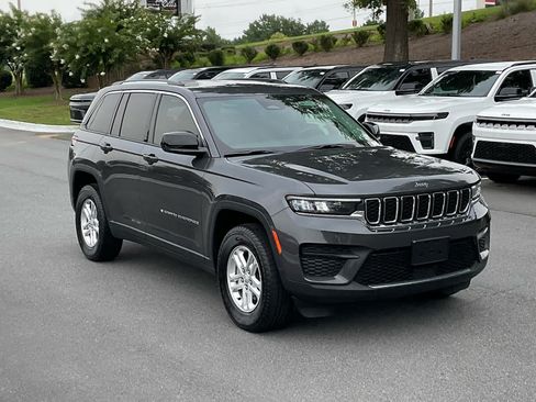 Used 2022 Jeep Grand Cherokee Laredo w/ Luxury Tech Group I RWD image 7
