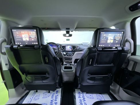 Used 2018 Chrysler Pacifica Touring-L Plus w/ Tire & Wheel Group image 27