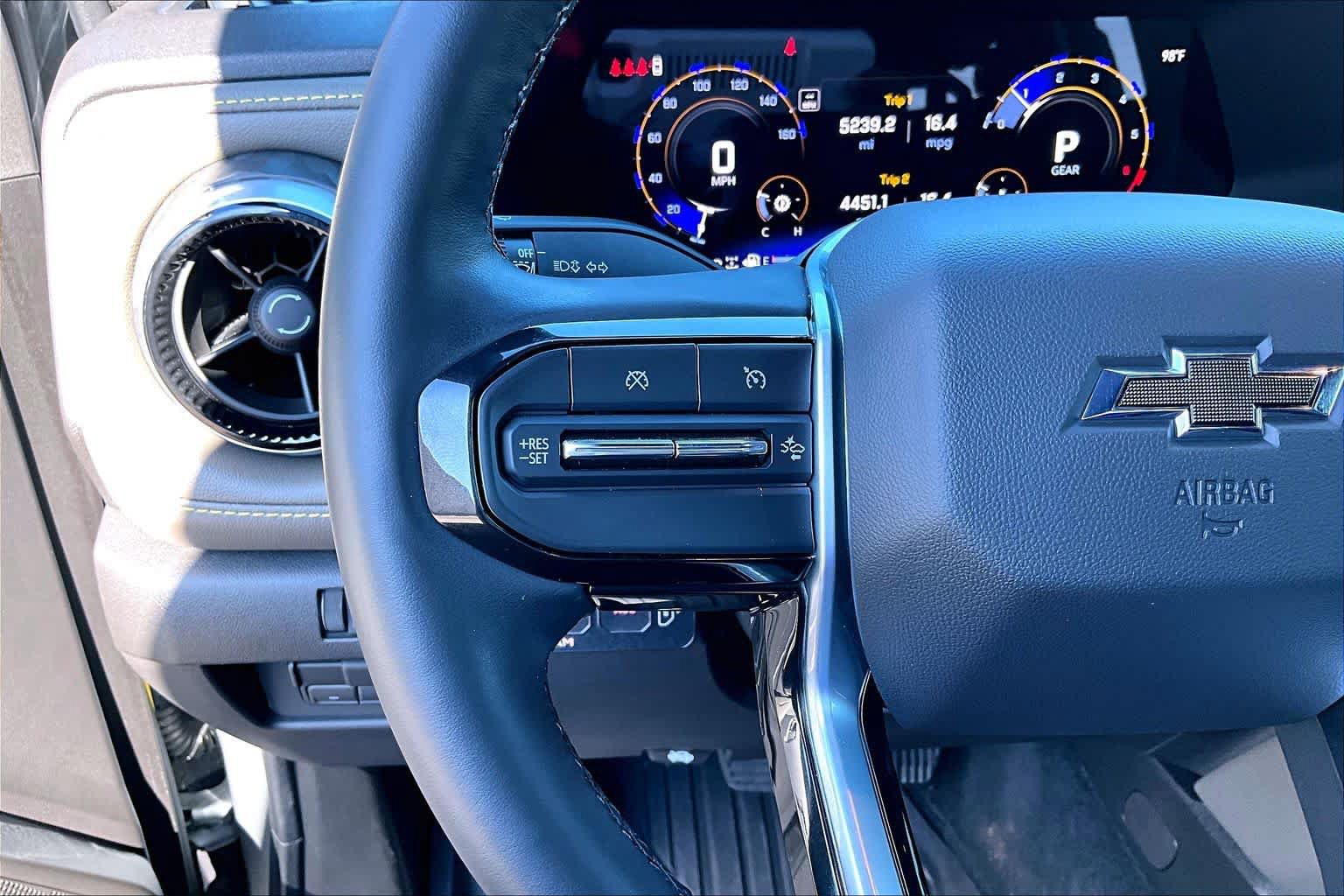 Used 2026 Chevrolet Colorado ZR2 w/ Technology Package AWD/4WD image 24