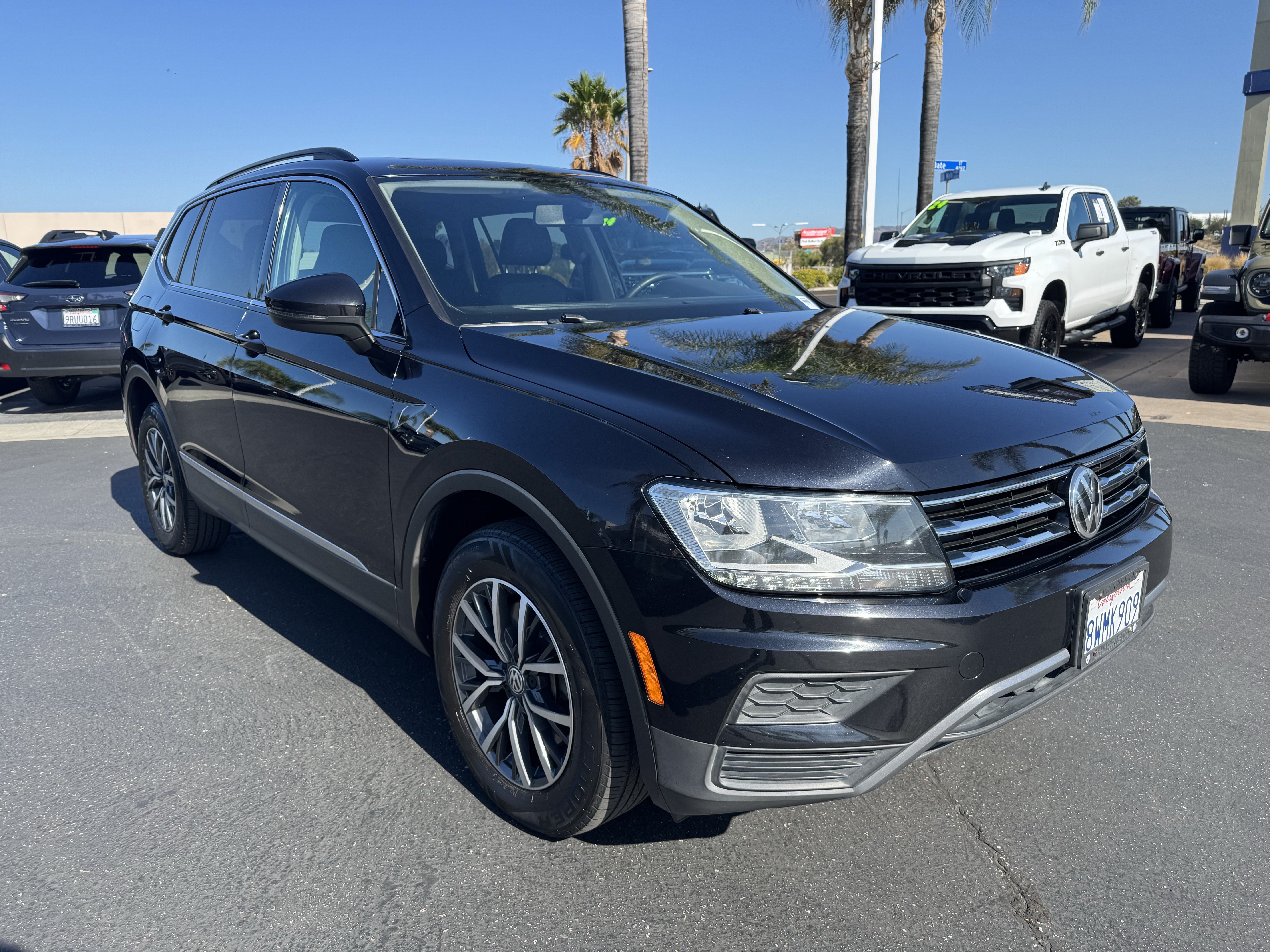 Used 2020 Volkswagen Tiguan SE w/ Panoramic Sunroof Package FWD image 2