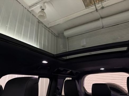 Used 2025 Land Rover Defender 110 X-Dynamic SE AWD/4WD image 35