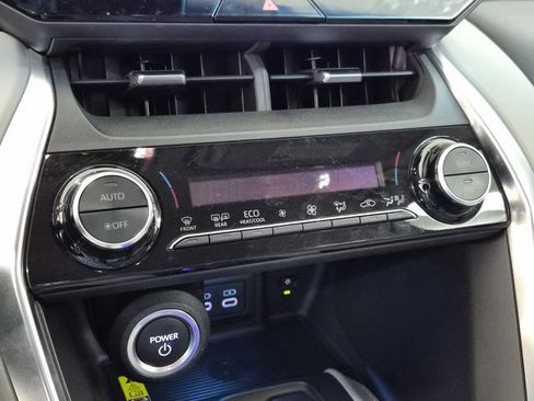 Used 2023 Toyota Venza LE image 30