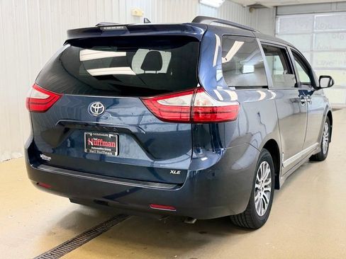 Used 2018 Toyota Sienna XLE w/ XLE Navigation Package FWD image 5