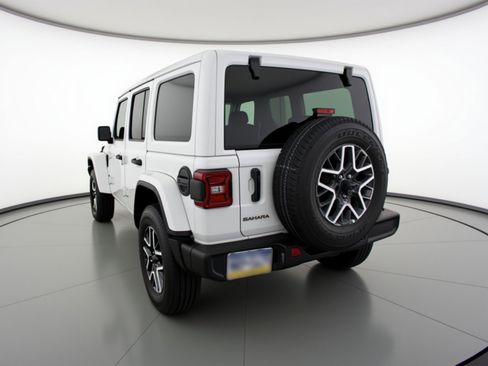 Used 2025 Jeep Wrangler Sahara image 6