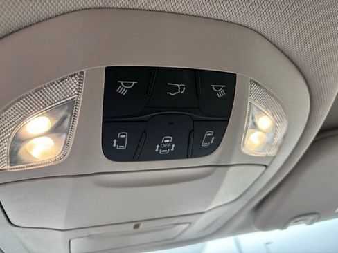 Used 2024 Chrysler Pacifica Touring-L image 12