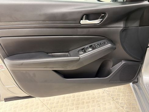 Used 2025 Nissan Altima 2.5 SV FWD image 13