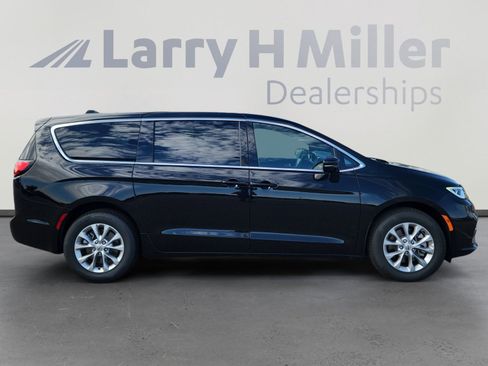 New 2025 Chrysler Pacifica Select image 7