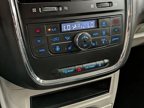 Used 2016 Chrysler Town & Country Touring w/ Driver Convenience Group FWD image 16