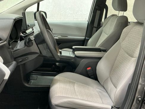 Used 2025 Toyota Sienna LE image 9