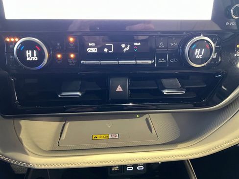Used 2024 Toyota Highlander Limited image 35