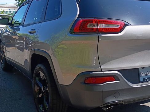 Used 2018 Jeep Cherokee Latitude w/ Altitude Package FWD image 6