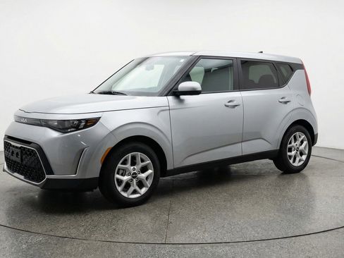 Used 2025 Kia Soul LX w/ LX Technology Package FWD image 3
