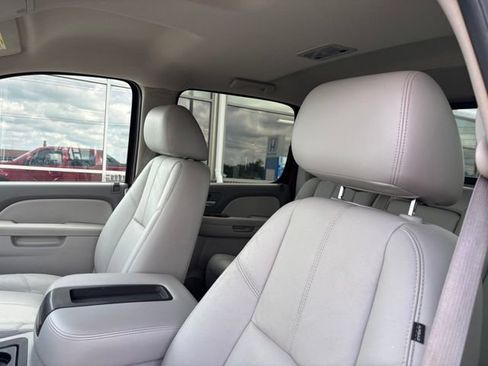 Used 2010 Chevrolet Avalanche LT w/ Luxury Package AWD/4WD image 11