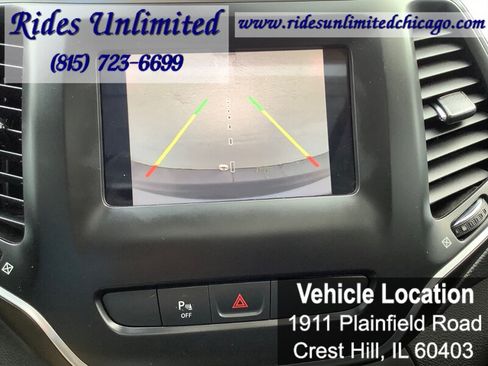 Used 2019 Jeep Cherokee Latitude Plus w/ Comfort/Convenience Group FWD image 11